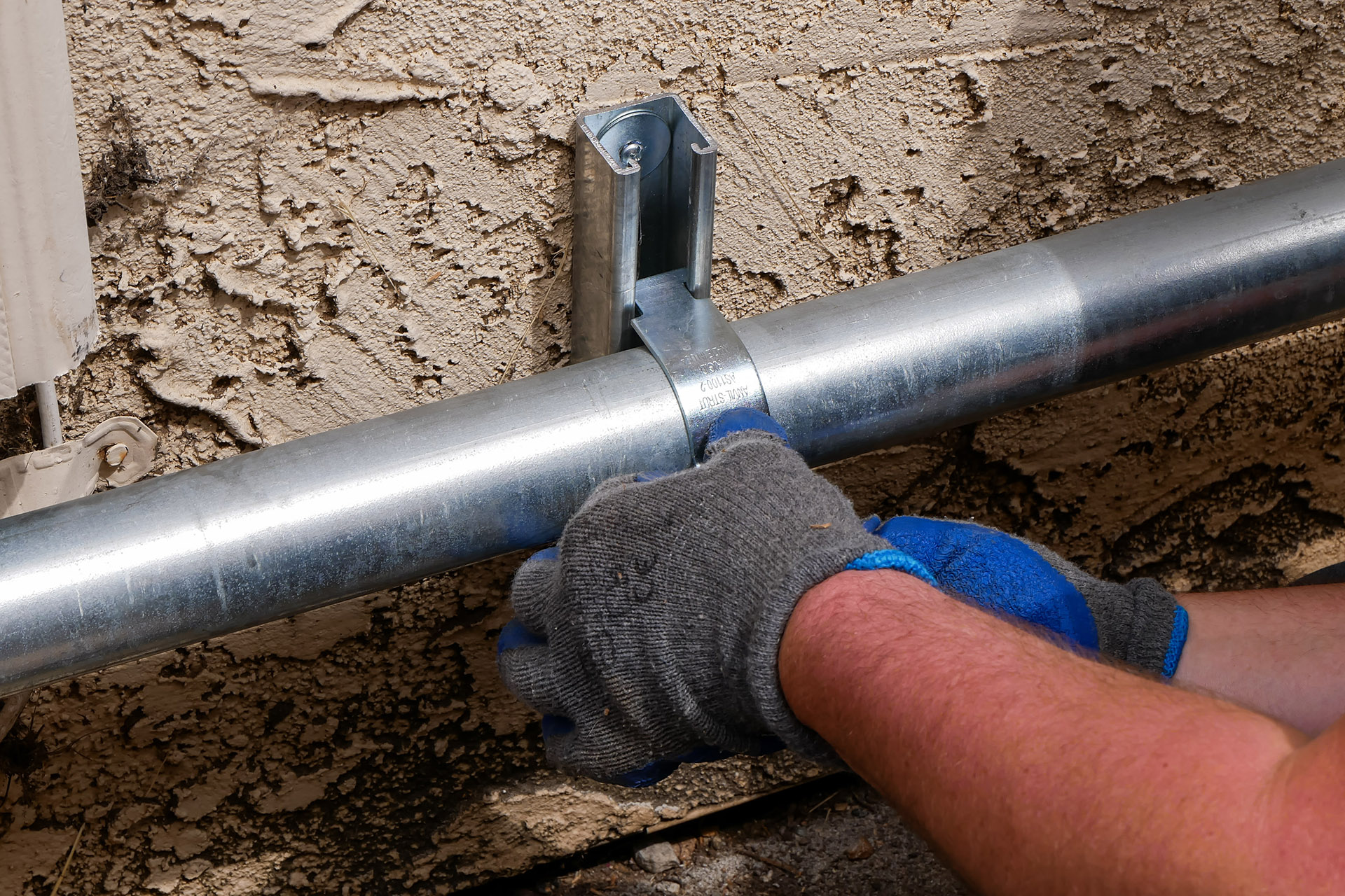 2745 Step 3. Laying the New Gas Main Along the House Wall