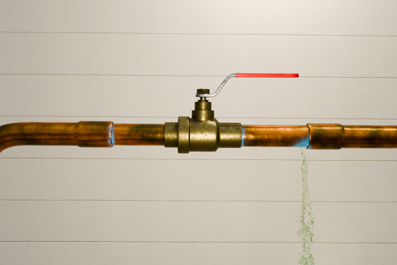How to Stop a Leaking Pipe with Water in It